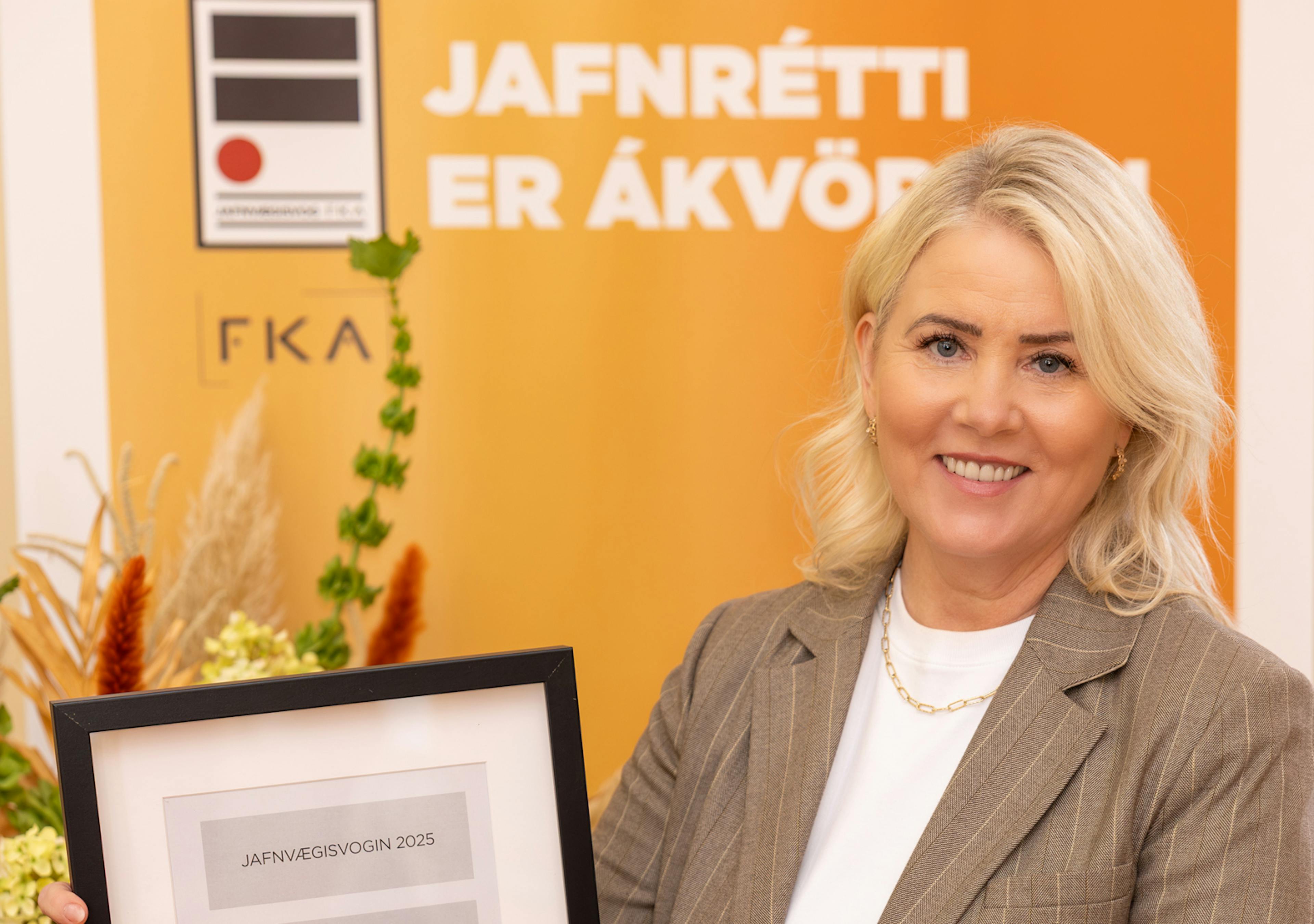 Jóhanna Jónsdóttir framkvæmdastjóri Banana tók á móti viðurkenningu Jafnvægisvogar FKA 2025