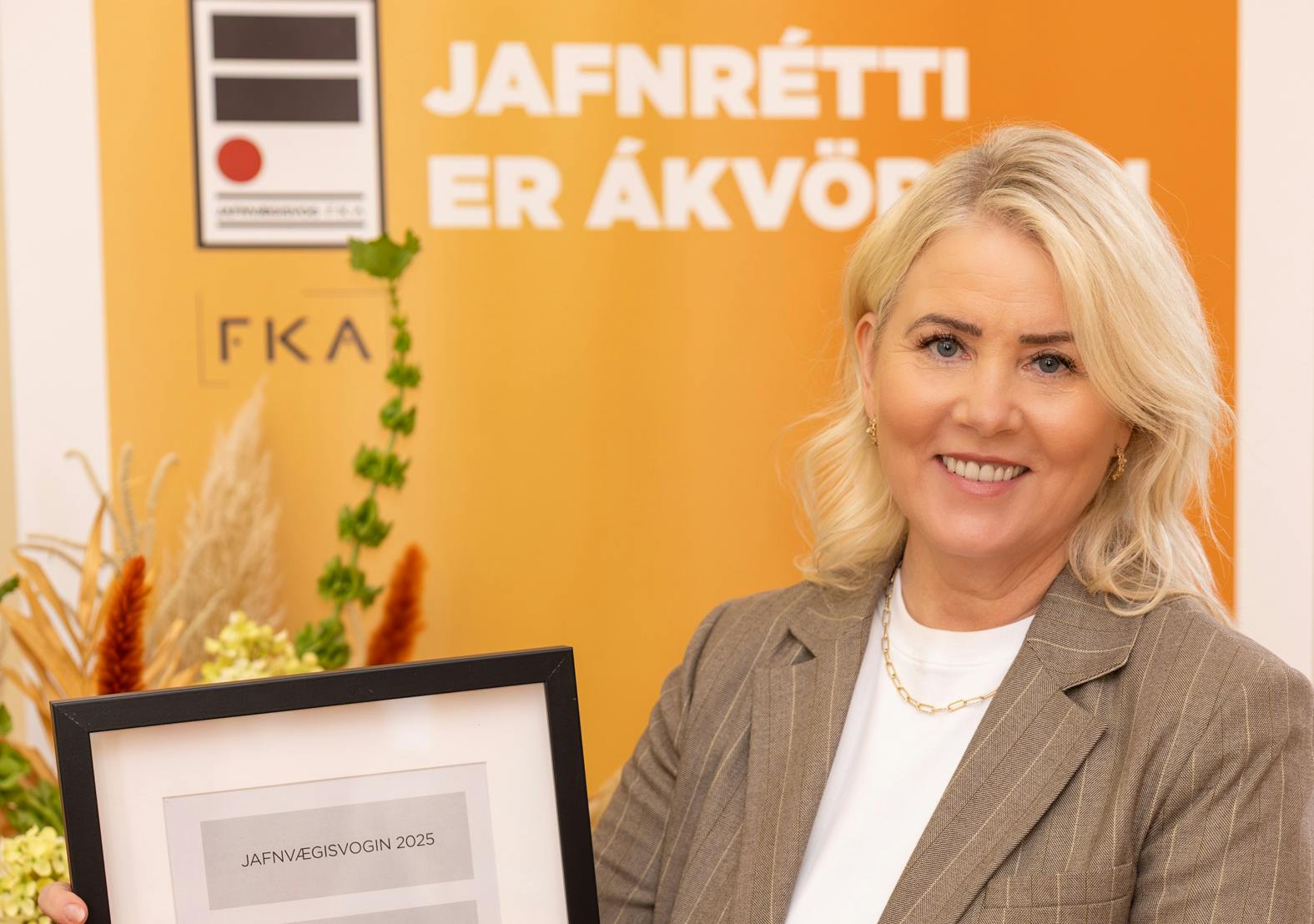 Jóhanna Jónsdóttir framkvæmdastjóri Banana tók á móti viðurkenningu Jafnvægisvogar FKA 2025
