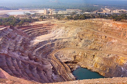 Медный рудник эскондида чили. Первая добыча меди. Медная руда в природе. Карьер чукикамата. Добыча меди в чили.