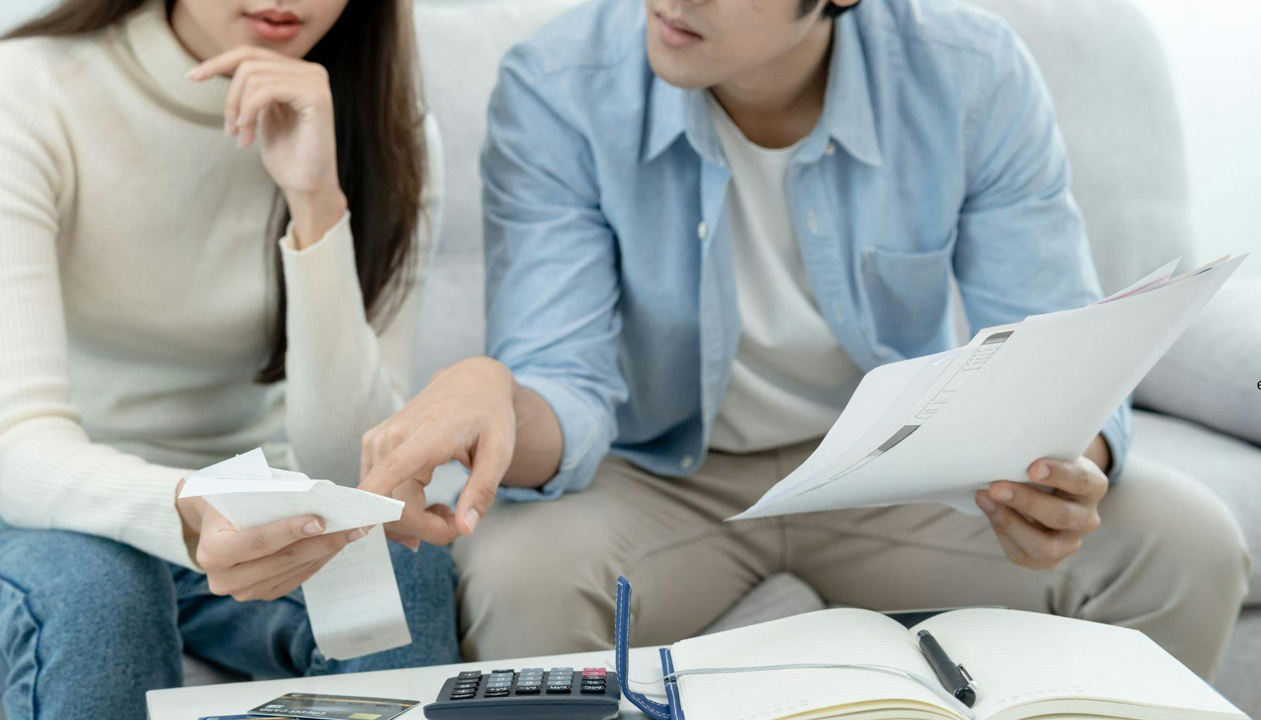 pareja revisando sus facturas