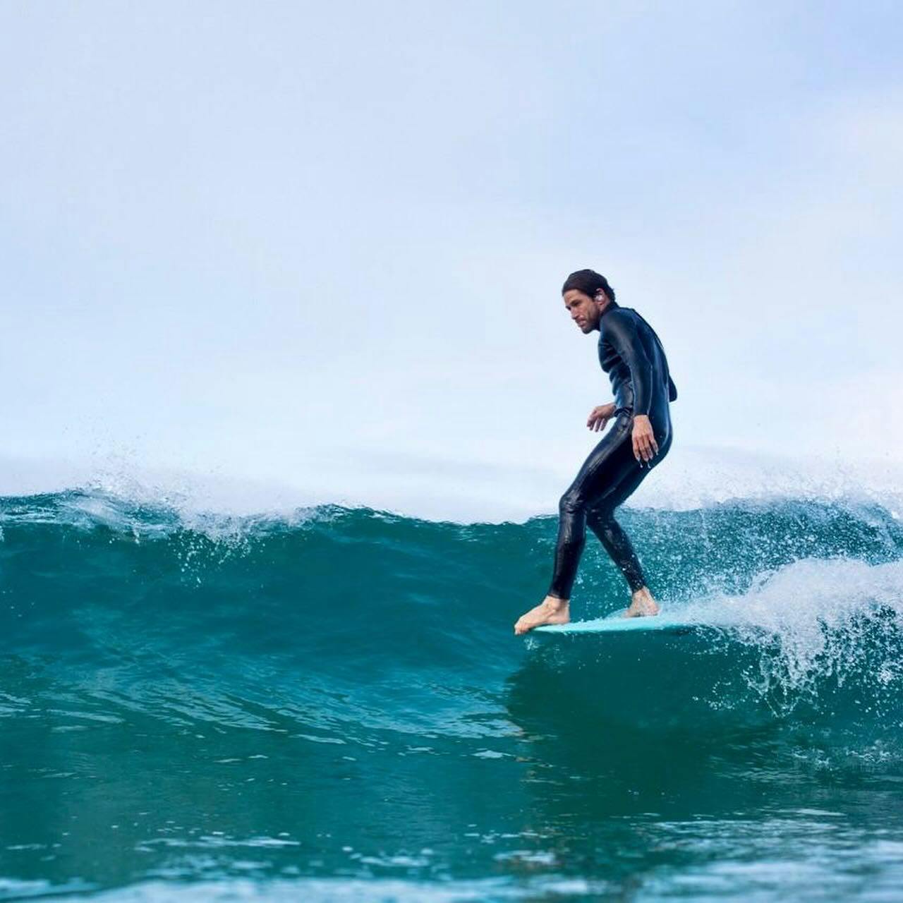 r on te front of their board on a wave