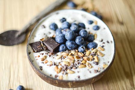 Vanilla Protein Smoothie Bowl w/ Dark Chocolate & Blueberries