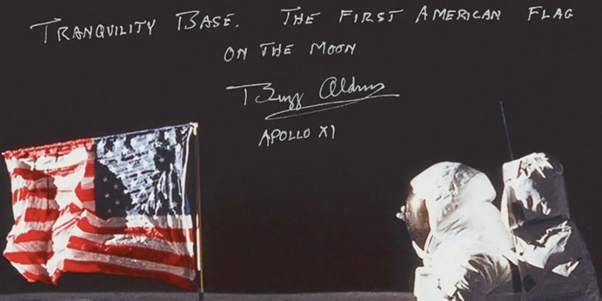 Ein von Buzz Aldrin signiertes Foto auf dem Cover des Auktionskataloges von Sotheby's | Foto: © Sotheby's