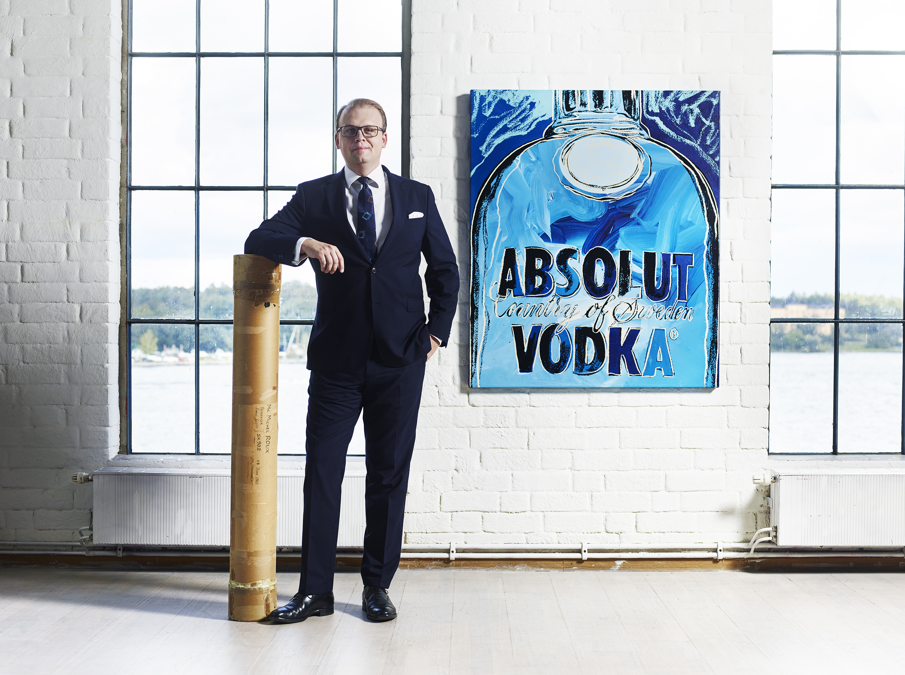 Magnus Bexhed och den tidigare oupptäckta Andy Warhol-målningen. Foto: Uppsala Auktionskammare