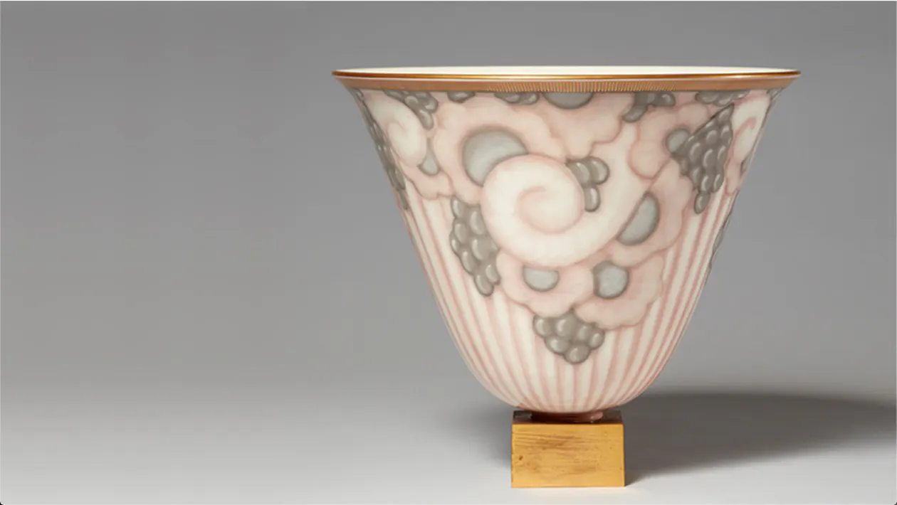 Sèvres/Jacques-Émile Ruhlmann/Irène Roy-Chambon, Vase Ruhlmann N°3 sur socle carré en bronze, Porzellan, teilvergoldet, 1926/1932 | Foto: Lempertz