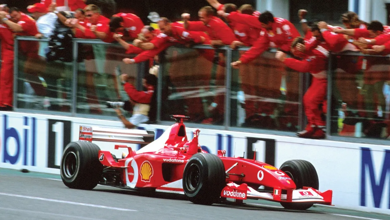 Michael Schumacher conduce el F2002 chasis 219 a la victoria en el GP de Francia de 2002, asegurando su quinto Campeonato Mundial de Fórmula 1. Imagen vía © 2019 Sutton Motorsport Images. RM Sotheby's