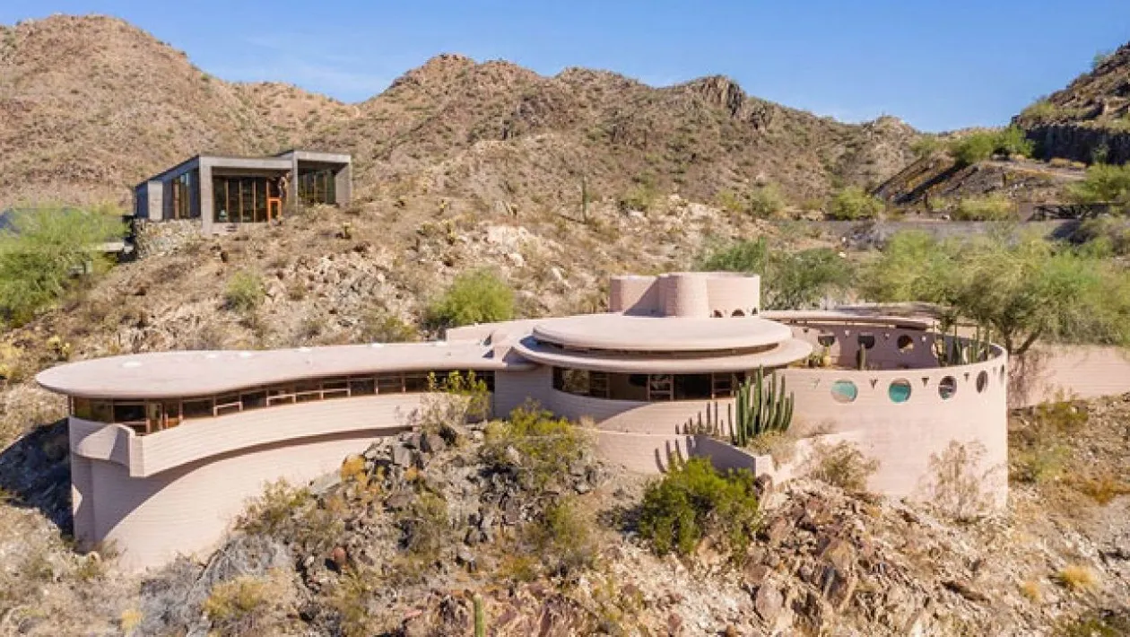 The Circular Sun House fue la última casa diseñada por Frank Lloyd Wright en 1959. Imagen vía: Heritage Auctions