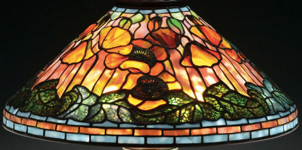 Une importante sélection de lampes Tiffany se dirige en salle des ventes