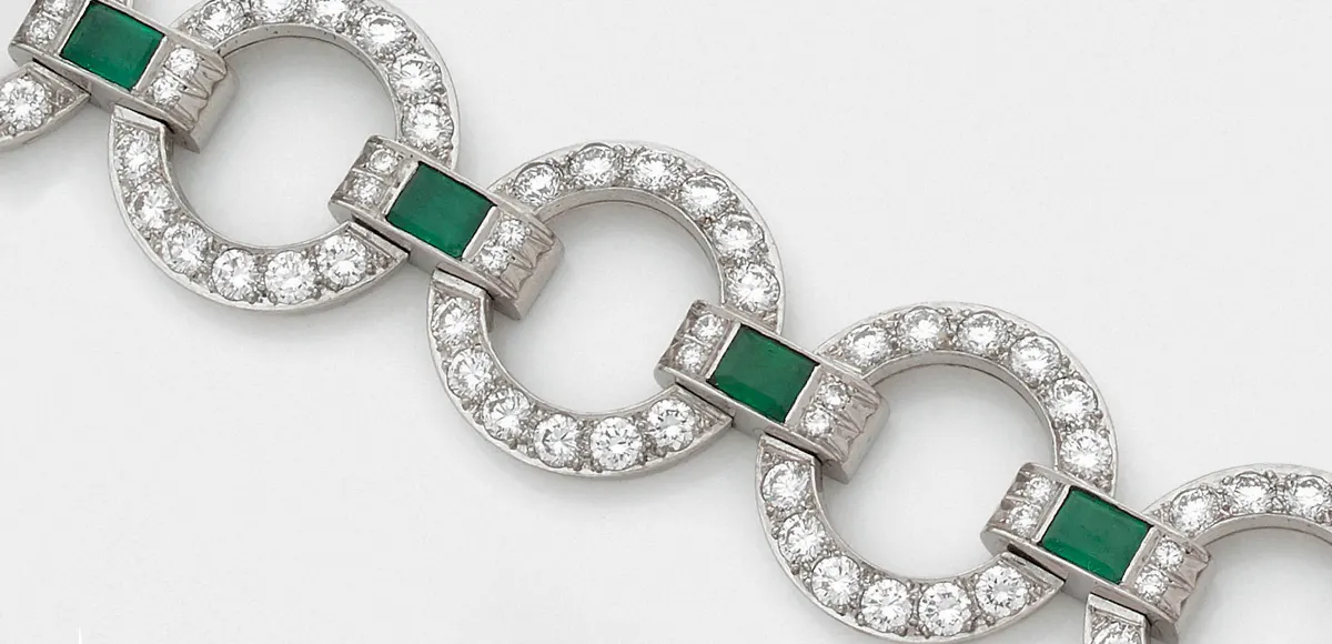 Bracelet en or gris, composé de cercles, diamants et émeraudes, image © HVMC