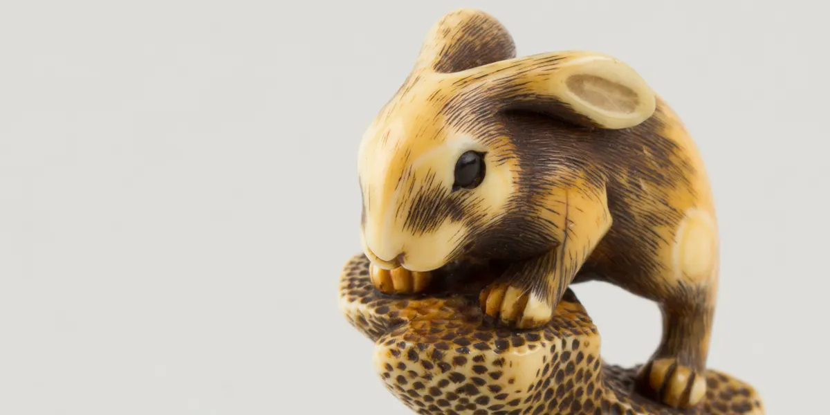 Netsuke en ivoire,corial et corne, par Mitsuharu, XVIIIe siècle, collection du Met Museum, image domaine public (détail)