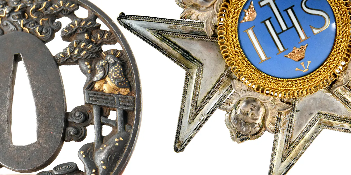 A sinistra: Tsuba, giapponese, 1700-1800, ferro e oro. A destra: l'Ordine dei Serafini, Svezia, inizio XIX secolo, argento, oro e smalto (dettaglio). Foto © Probus Auktioner