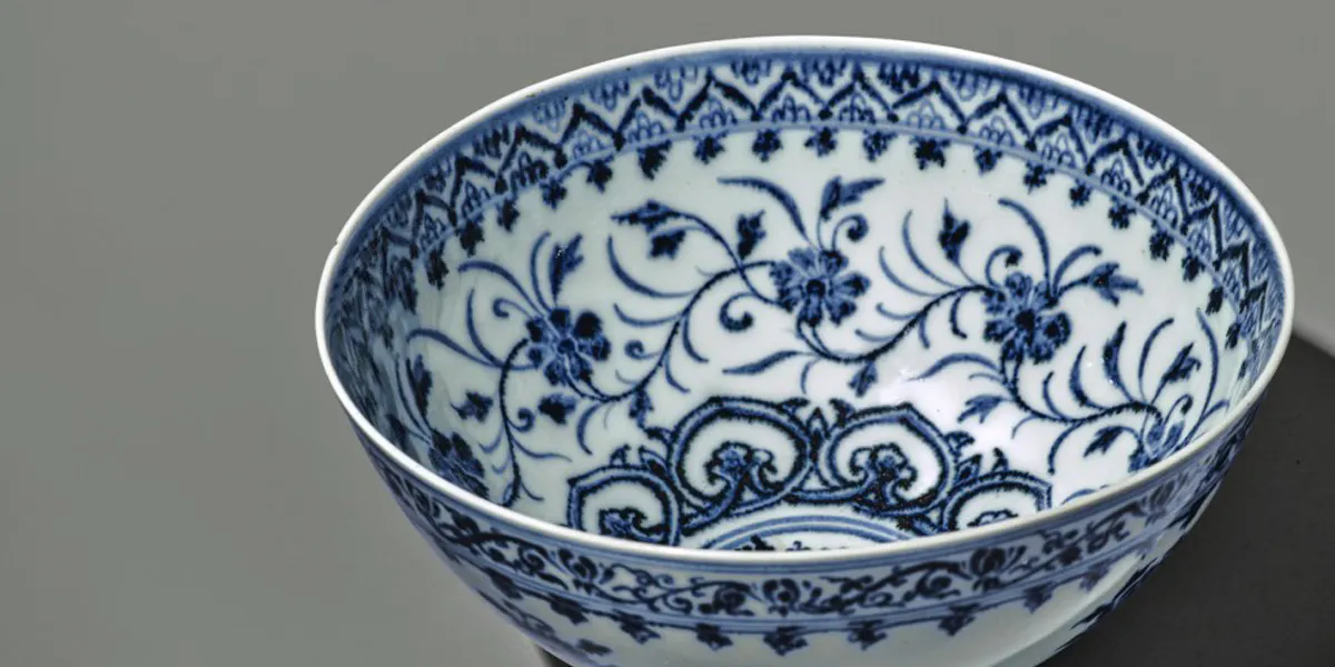 Eccezionale ciotola "floreale" blu e bianca della dinastia Ming, periodo Yongle. © Foto Sotheby's 