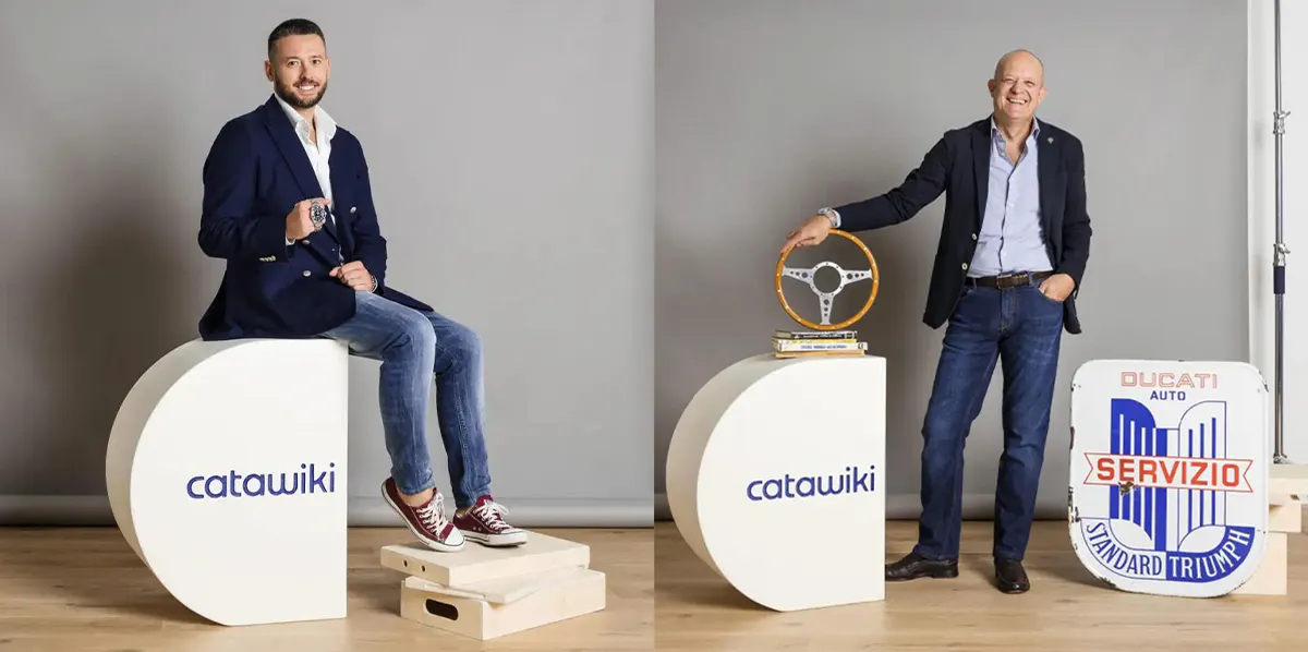 Pasquale Picca (a sinistra) e Luca Gazzaretti (a destra) condividono la loro conoscenza degli orologi da polso e delle auto d'epoca come esperti della casa d'aste online Catawiki. Foto © Catawiki (dettagli)