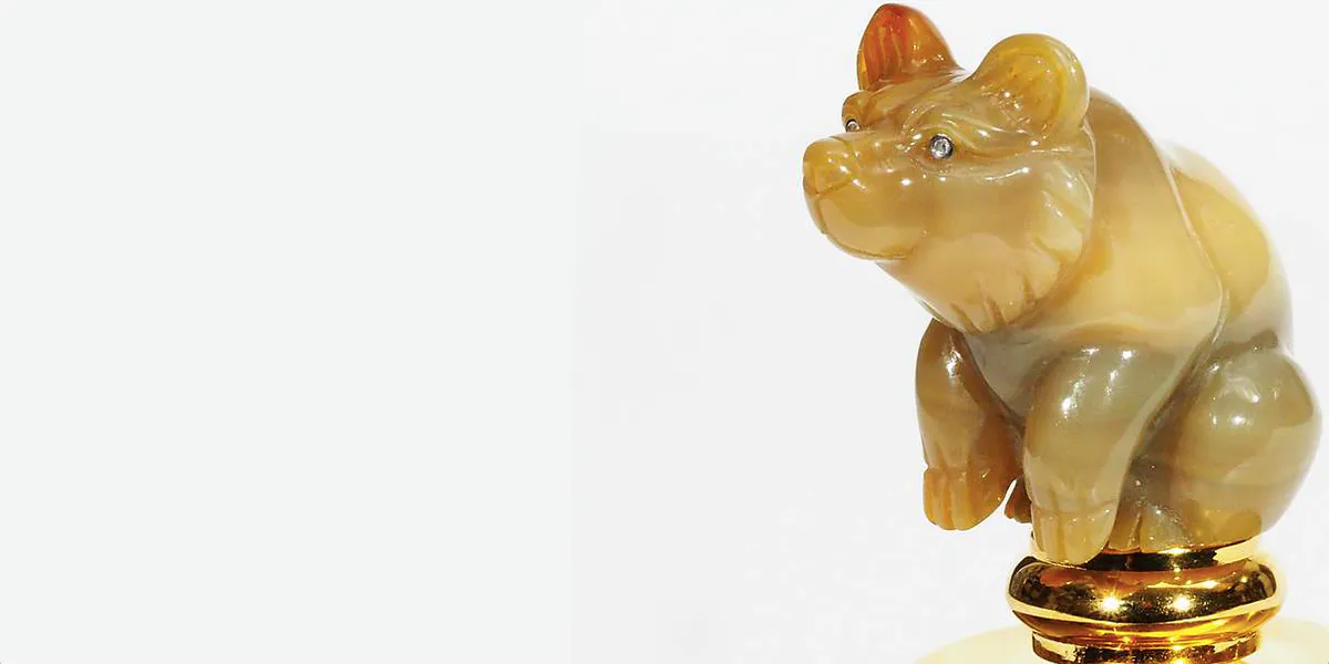 Fabergé, Wein-/Champagnerflaschenverschluss "Sitzender Bär", teilvergoldet, bezeichnet bezeichnet mit "Fabergé Patented Germany", L ca. 10,5 cm. Foto © Auktionshaus Rütten (Detail)