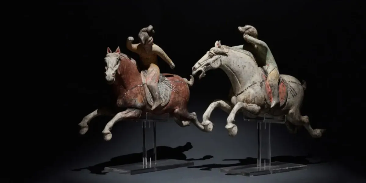Paar Polo-Spielerinnen aus Terrakotta, China, Tang-Dynastie, ca. 618-907. Foto © Pax Romana (Detail)