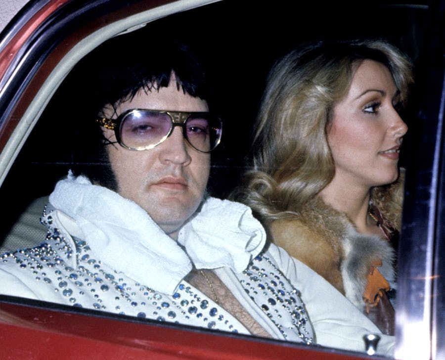 Elvis Presley avec sa petite amie Linda Thompson à l'hôtel Hilton de Cincinnati, Ohio, image © Tom Wargacki : WireImage : Getty Images