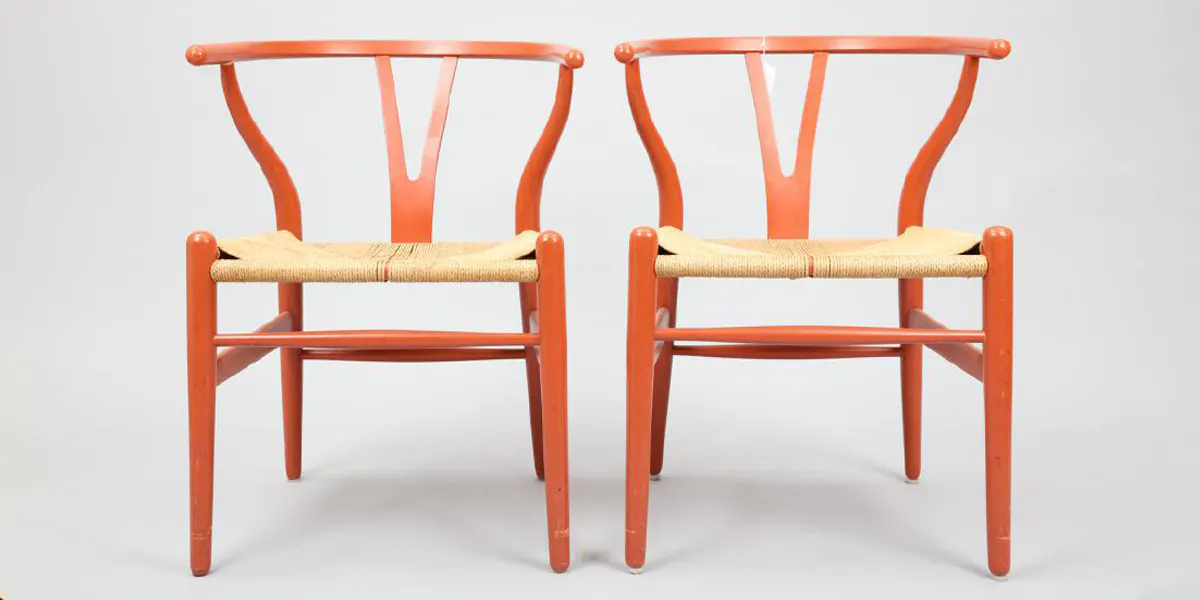 Hans J. Wegner (1914-2007), une paire de chaises, « CH24 » / « Y-chair », Carl Hansen & Son, Odense, Danemark, conçu en 1950, peint avec siège en osier. Photo © Kanonauktioner
