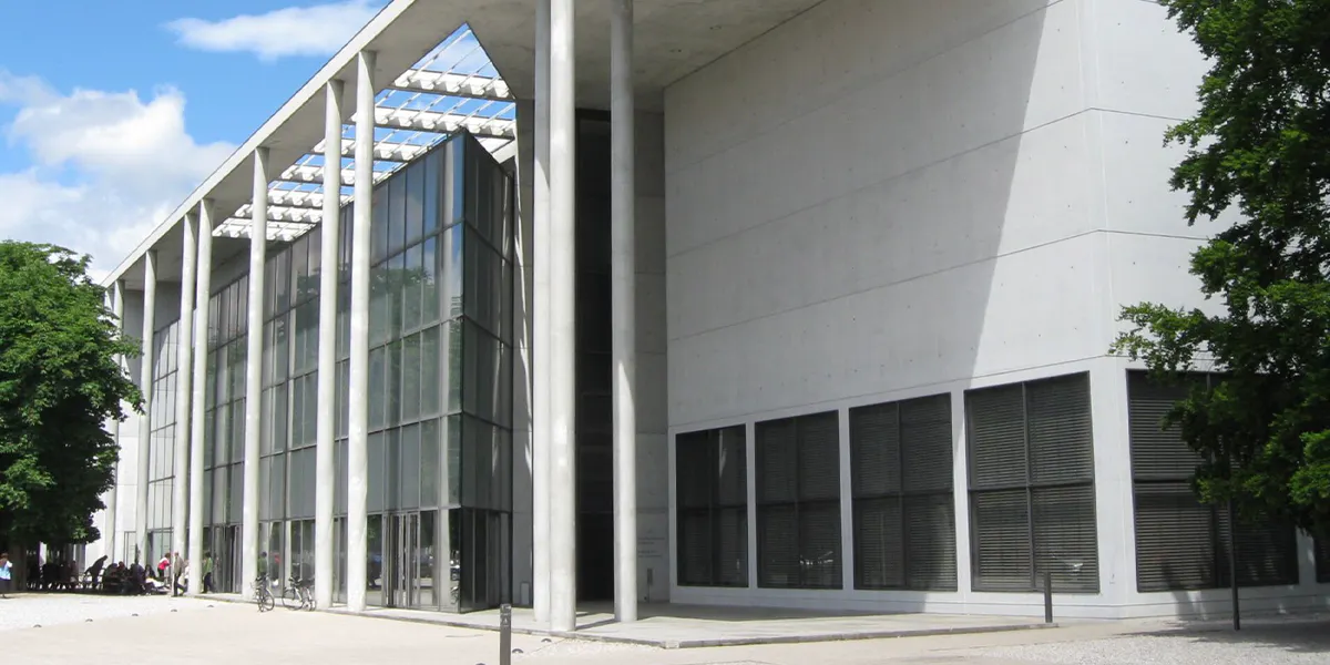 Pinakothek der Moderne, vista da SO. Foto di Rufus46 - opera propria (https://creativecommons.org/licenses/by-sa/3.0/) (dettaglio)