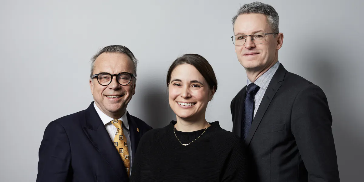 Uppsala Auktionskammares senaste förvärv. Knut Knutsson, intendent på Uppsala Auktionskammare är nöjd över att kunna presentera Charlotte Elmér och Tony Frank som nya specialister. Foto © Uppsala Auktionskammare