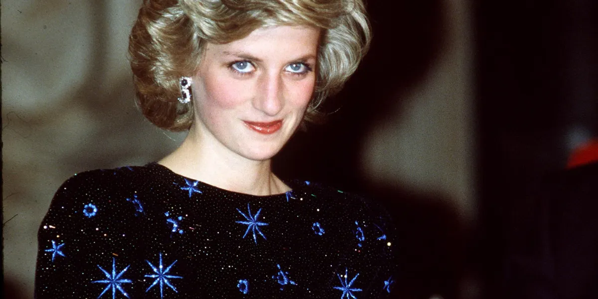 FIRENZE, ITALIA - 23 APRILE: la Principessa Diana durante il suo tour ufficiale a Firenze indossa un abito da sera al ginocchio blu e nero disegnato dallo stilista Jacques Azagury. Foto di Tim Graham Photo Library via Getty Images (dettaglio)