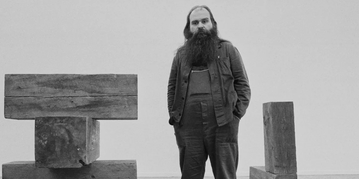 L'artista e scultore americano Carl Andre fotografato alla Whitechapel Gallery di Londra il 15 marzo 1978. (Foto di Evening Standard/Hulton Archive/Getty Images)(dettaglio)