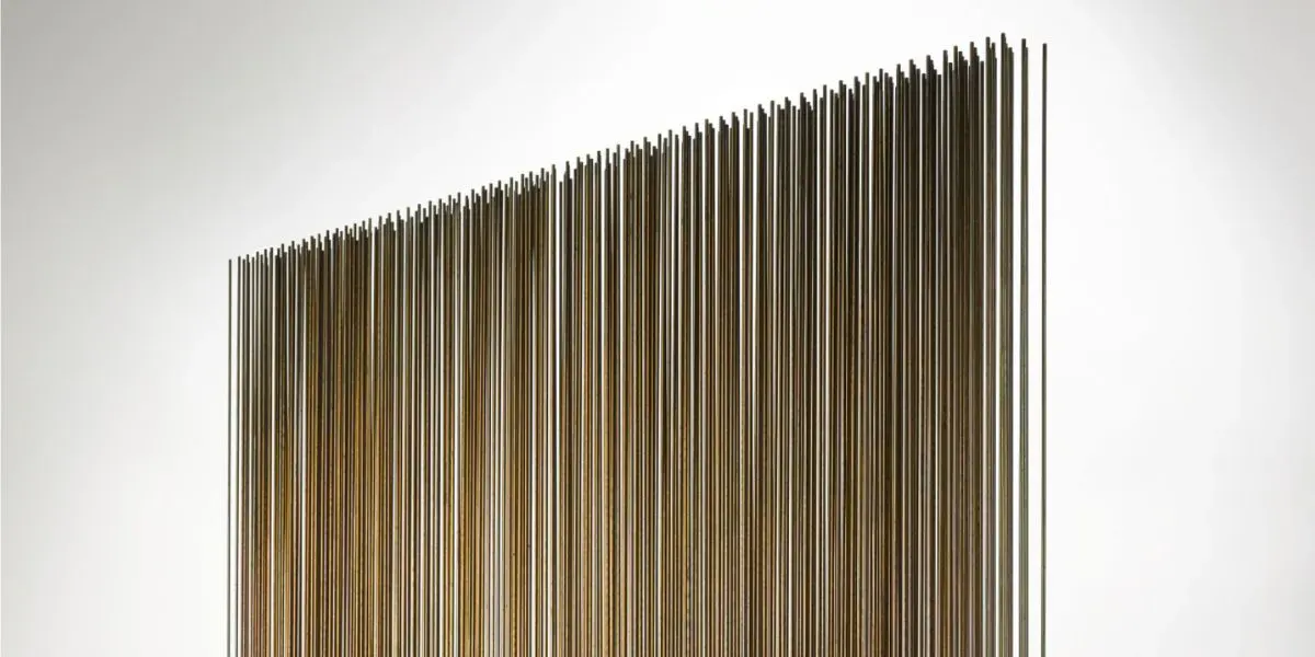 Harry Bertoia, Senza titolo (Sonambient), 1970 circa, cinque file sfalsate di 69 e 67 aste (341 aste in totale), rame berillio, ottone. Immagine © Sotheby's (dettaglio)