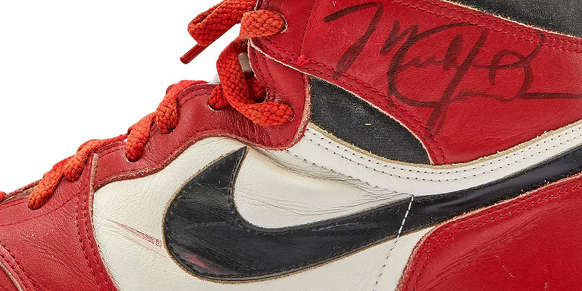 Nike Air Jordans I signées (détail), 1985, image © Sotheby’s

