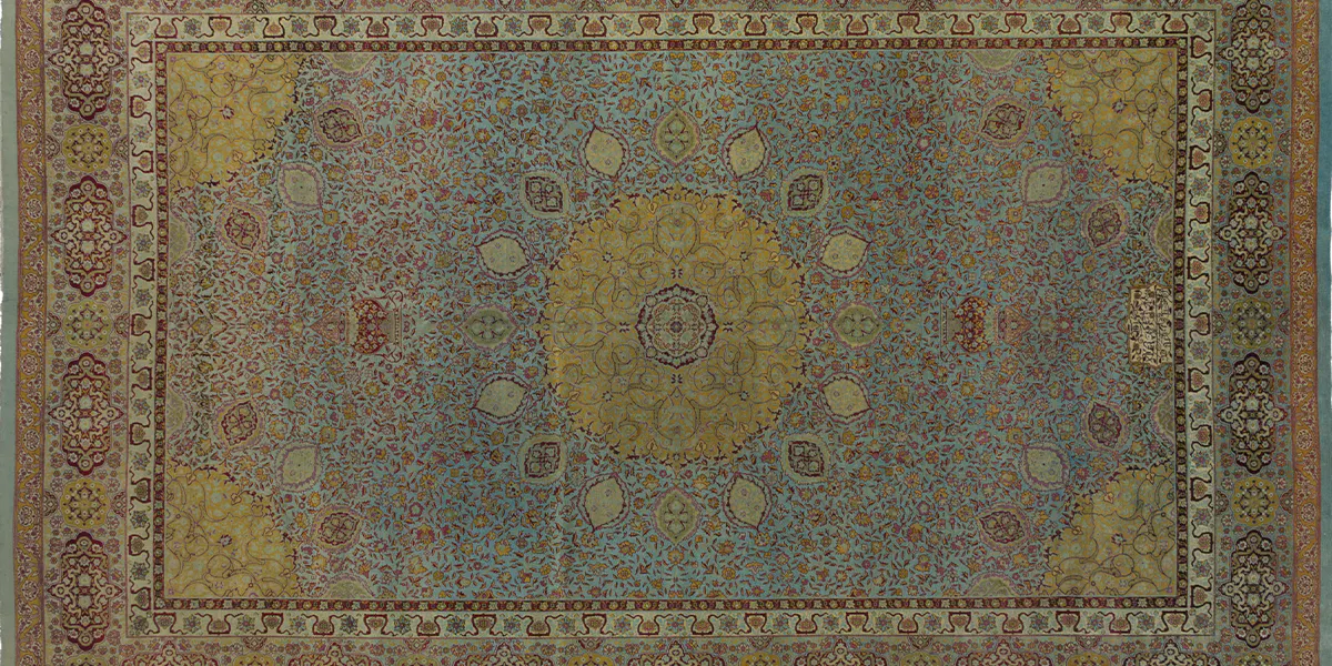 Tappeto Agra firmato e realizzato su ordinazione in lana. Datato 1913. India. Perfetto stato di conservazione. Misure: lung. cm. 264, alt. cm. 408 ca. Base d'asta 19.000 EUR. Val. 34.000/39.000 EUR. Foto © Viscontea (dettaglio)