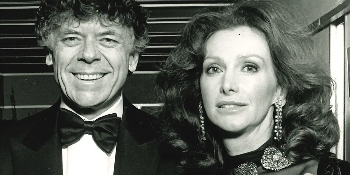 Ann et Gordon Getty, 1998. Mme Getty porte une paire de broches « Pansy » en citrine, grenat et diamants de JAR. Photo : Bruce Forrester via Christie's (détail)

