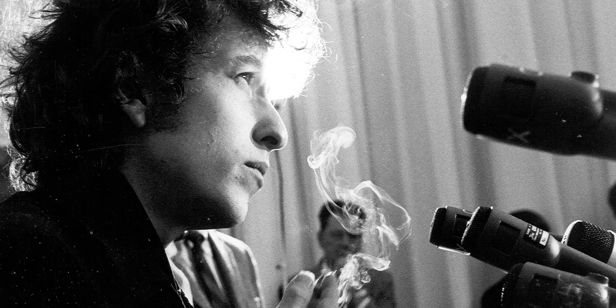 Bob Dylan durante una conferenza stampa a Los Angeles, 1965. Foto © Michael Ochs Archives/Getty Images