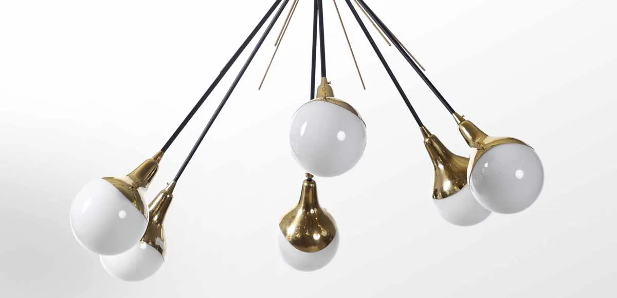 Stilnovo, lampada a sospensione con struttura in ottone e metallo. Diffusori in vetro opalino.
Prod. Stilnovo, Italia, 1960 ca. Foto © Cambi