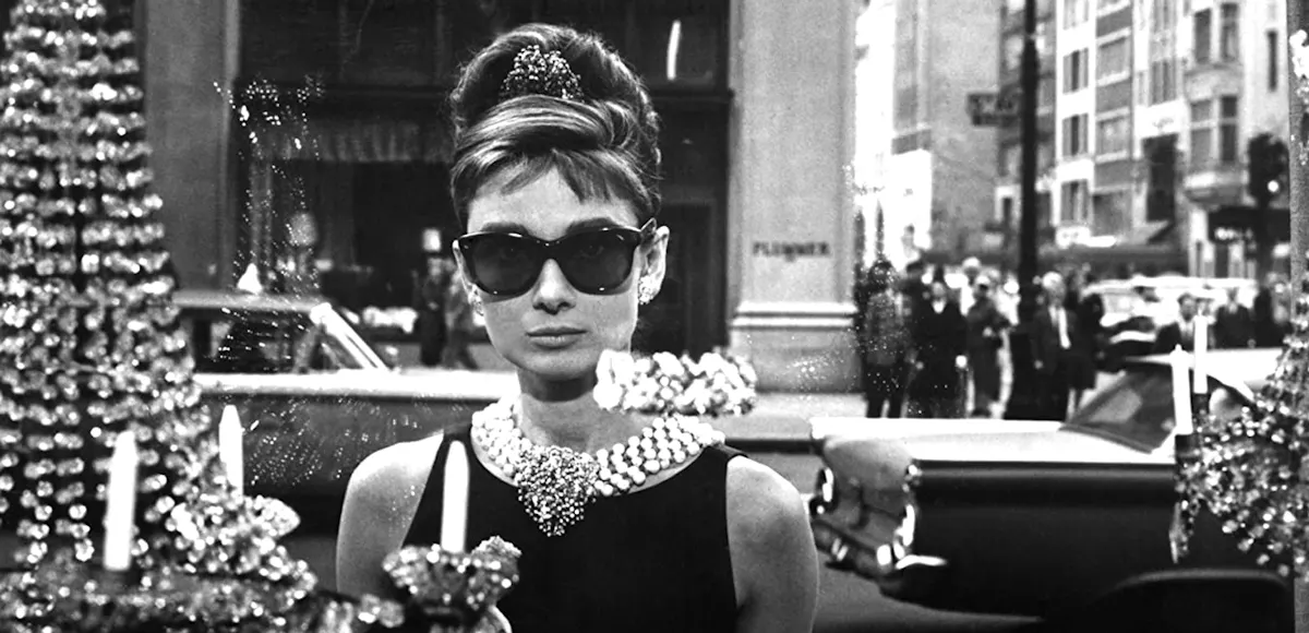EDITION TUSHITA, 'Breakfast at Tiffany's', poster, 48cm x 69 cm. Foto: Lots Road Auctions via Barnebys Price Bank