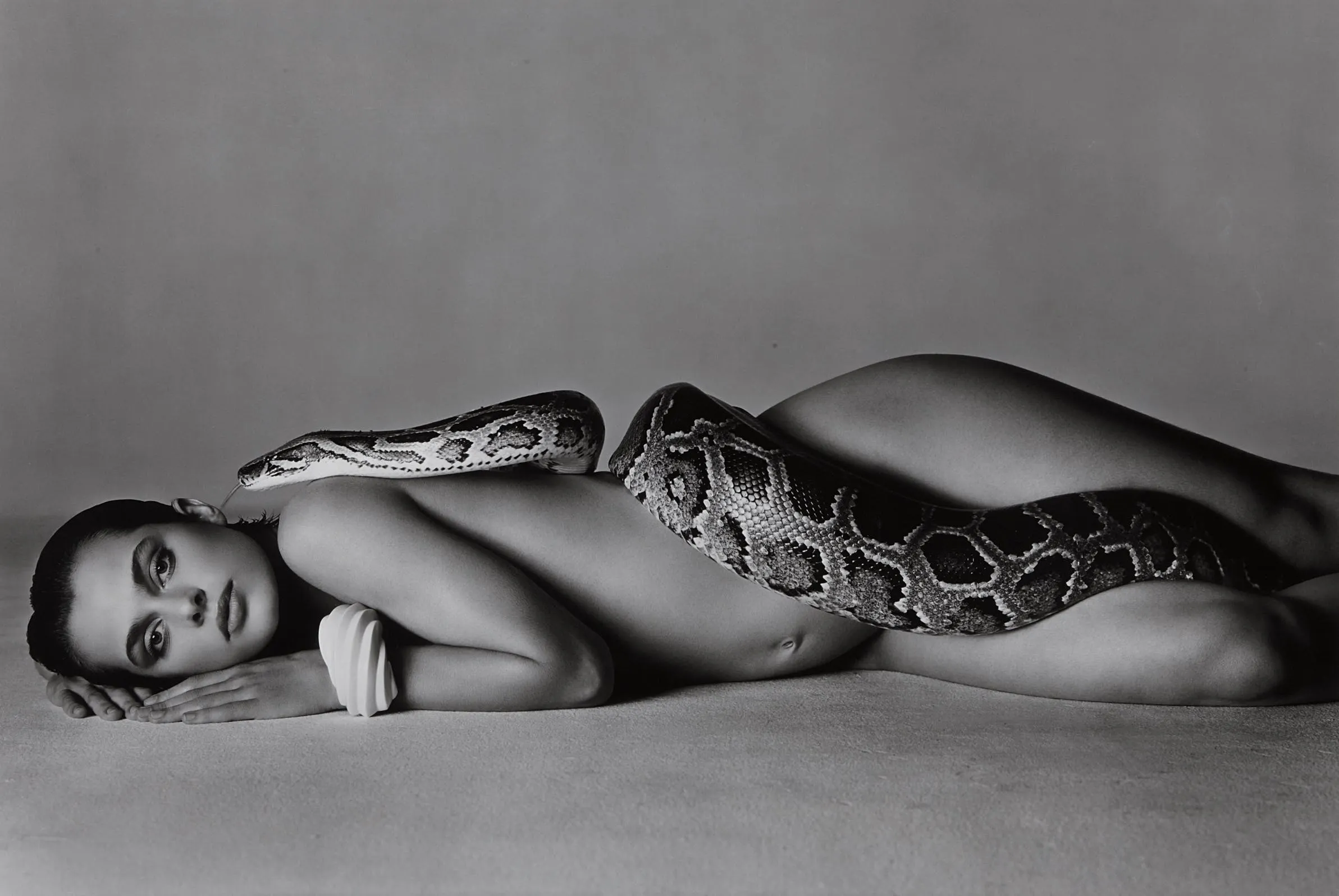 Richard Avedon, ‘Nastassja Kinski and the Serpent’, Los Angeles, California, 1981, stampa alla gelatina d'argento, 73.3 x 109.5 cm. Foto © PHILLIPS