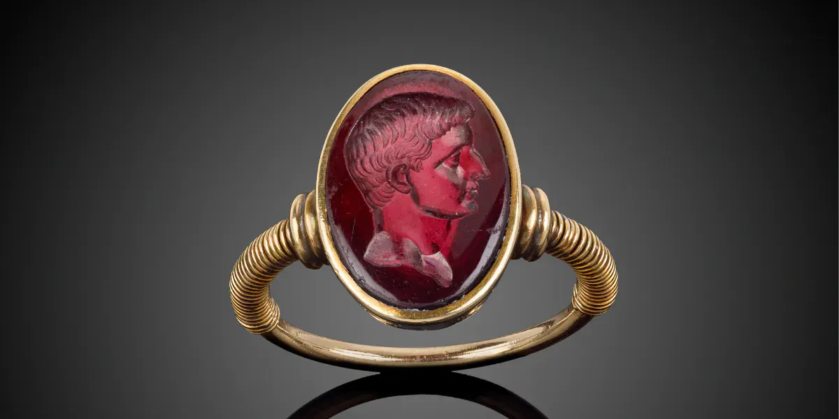 Bague romaine en or, ornée d'une intaille en grenat représentant le profil d’un homme, peut-être celui d'Auguste César. Photo © Fellows
