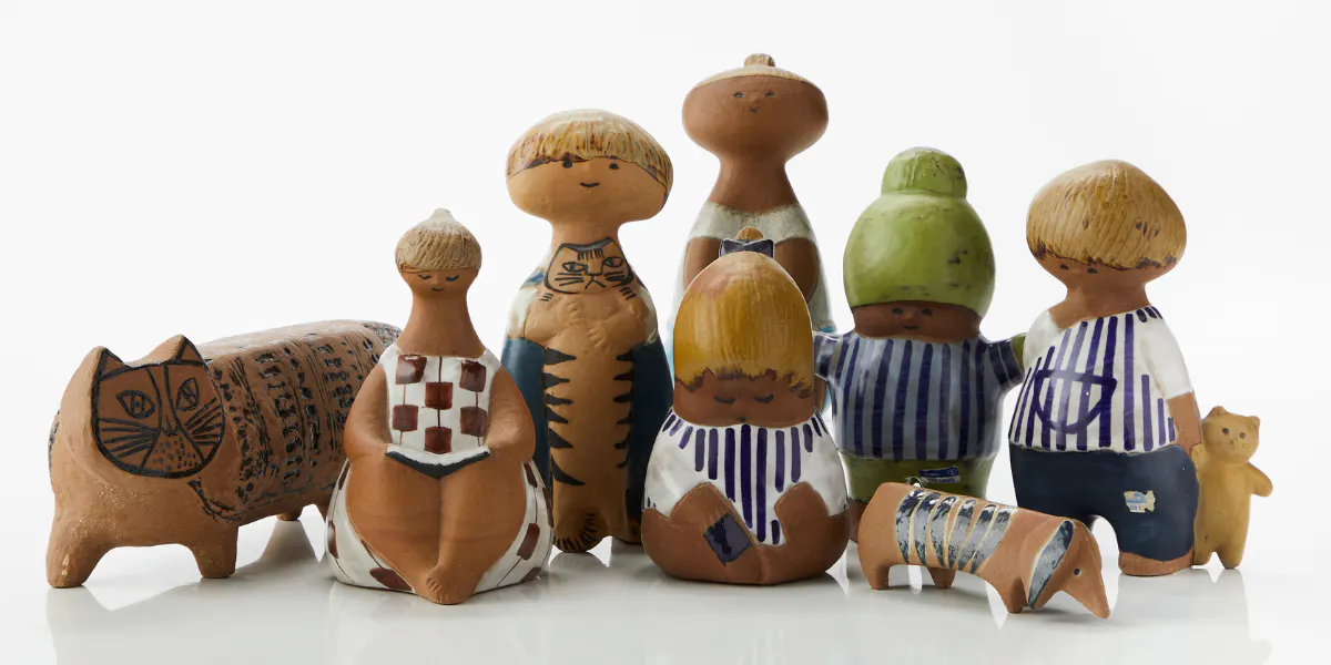 La céramiste et artiste suédoise Lisa Larson est décédée le 11 mars 2024. Elle a créé la série de céramiques "Larson's kids" pour Gustavsberg. Photo © Uppsala Auktionskammare