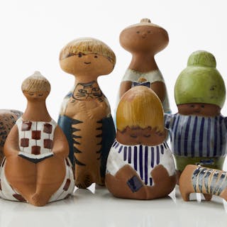 Den 11 mars 2024 dog den svenska keramikern och konstnären Lisa Larson. Hon skapade bland annat keramikserien ‘Larsons ungar’ för Gustavsberg. Foto © Uppsala Auktionskammare 