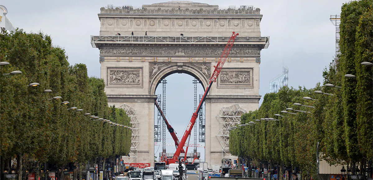 Das am 30. Juli 2021 in Paris aufgenommene Foto zeigt, wie die Skulpturen und der Arc de Triomphe für die Verhüllung des Denkmals vorbereitet werden, als Teil einer posthumen monumentalen Installation durch den verstorbenen bulgarischen Künstler Christo. - Das monumentale Werk wird die Pariser Sehenswürdigkeit trotz Christos Tod am 31. Mai 2020 vom 18. September bis 3. Oktober 2021 unter 25.000 m² recyclebarem Polypropylengewebe in Silber und Blau verschwinden lassen. Foto von Ludovic MARIN / AFP (Foto von LUDOVIC MARIN/AFP via Getty Images)