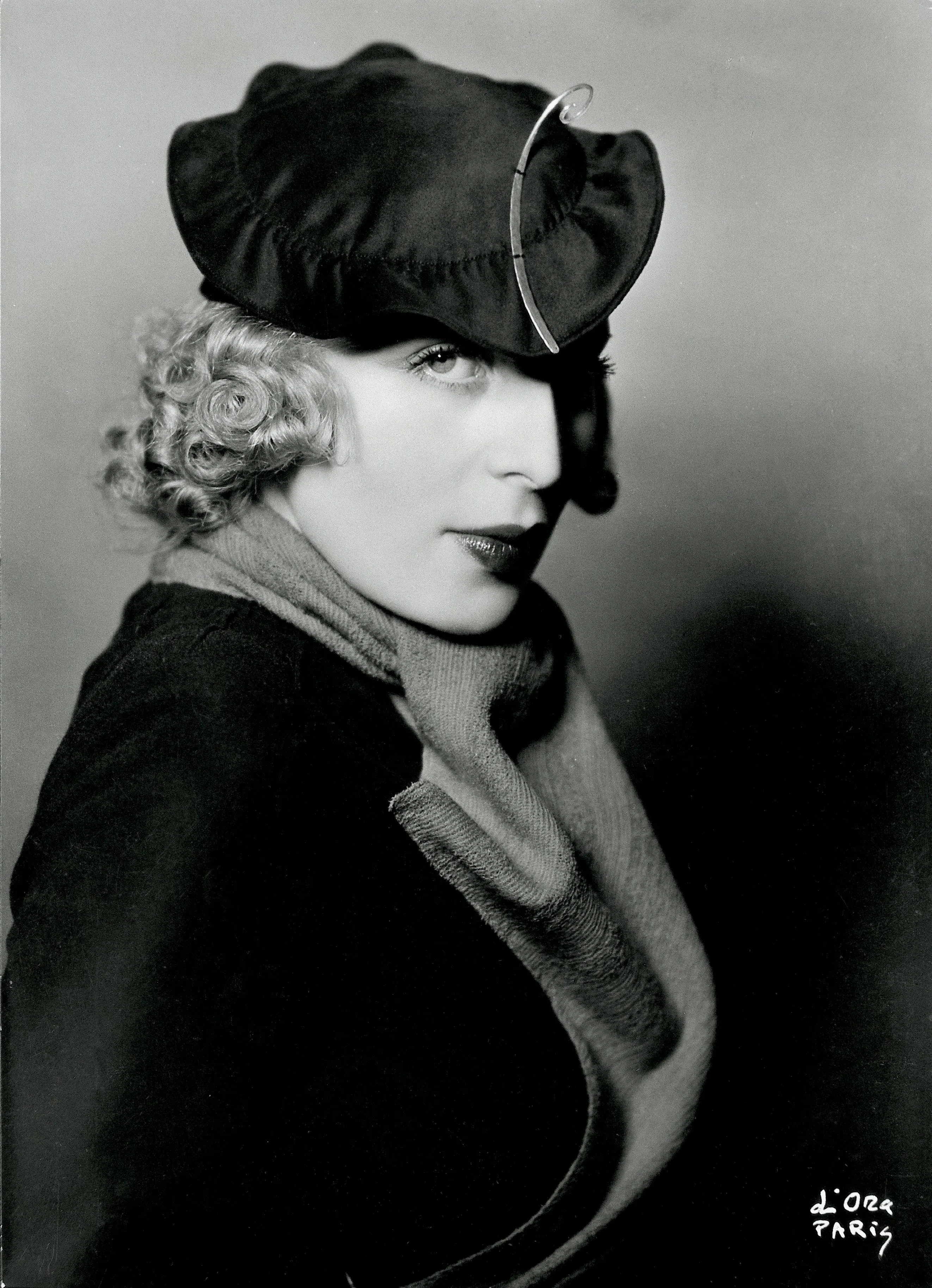Tamara de Lempicka, french-polish painter with a hat designed by Rose Descat, Paris. Photography 1932. Photo: Imagno/Getty Images