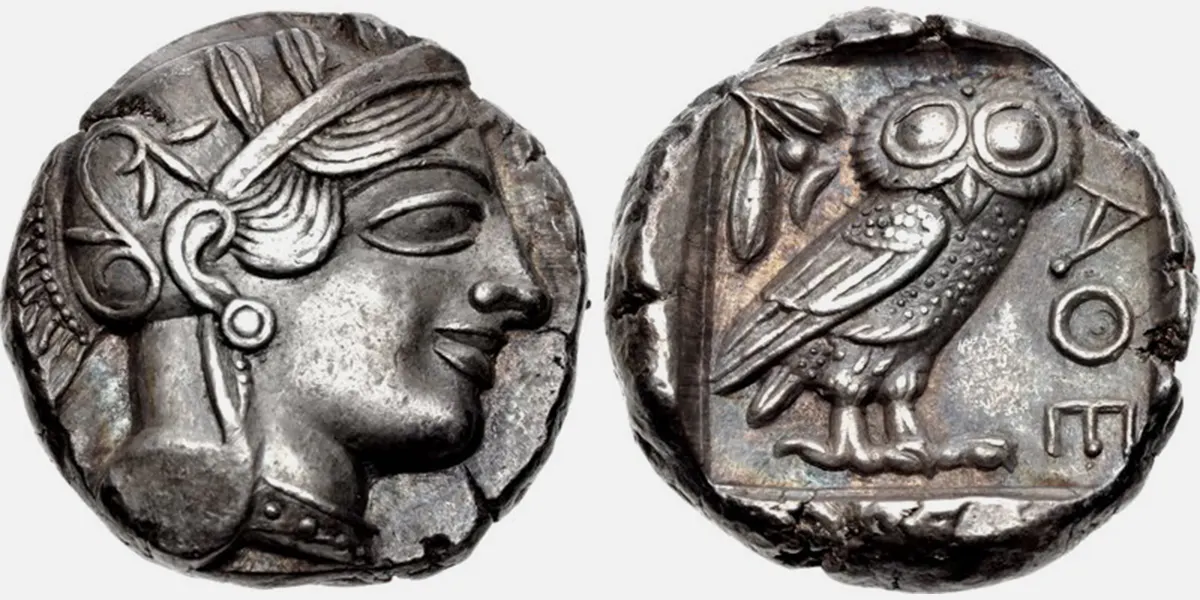 Tetradramma di Atene (454-404 a.C. circa): ritratto di Atena, dea protettrice della città, con elmo. Rovescio: la civetta di Atene, con un rametto di ulivo e l'iscrizione αθε[ναιον], "degli Ateniesi"; Immagine licenza Creative Commons Attribution-Share Alike 3.0 https://creativecommons.org/licenses/by-sa/3.0/deed.en. 