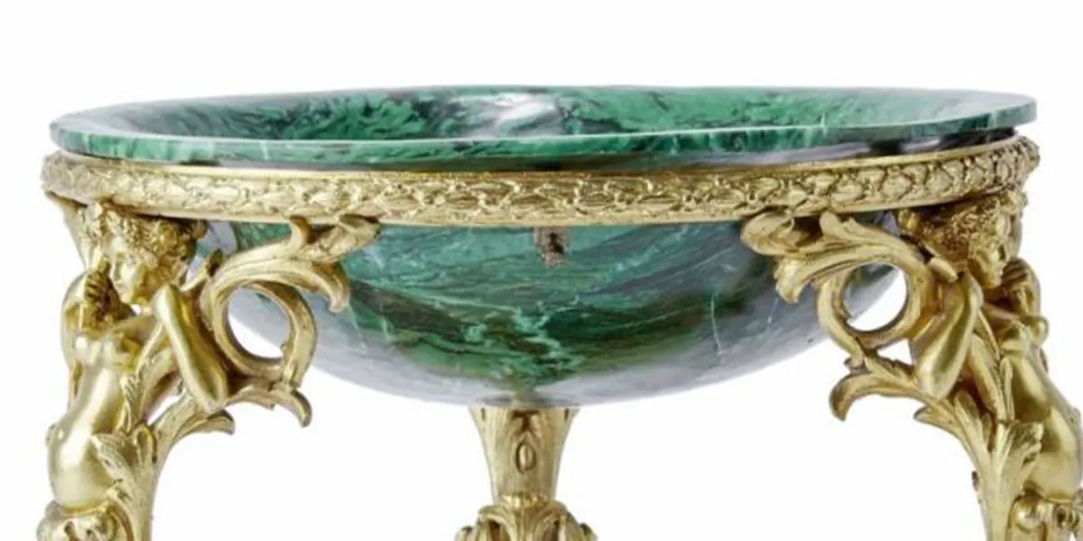 Herrlicher Tafelaufsatz aus feuervergoldeter Bronze mit edler Malachitschale. Modell von Pierre-Philippe Thomire. Paris, um 1800. Foto © Schlosser  