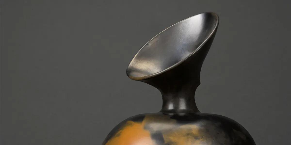 Dame Magdalene Odundo (nata nel 1950), Untitled, 1986, firmata e datata (in basso), terracotta brunita, altezza 32 cm. Foto © Sotheby's (dettaglio)
