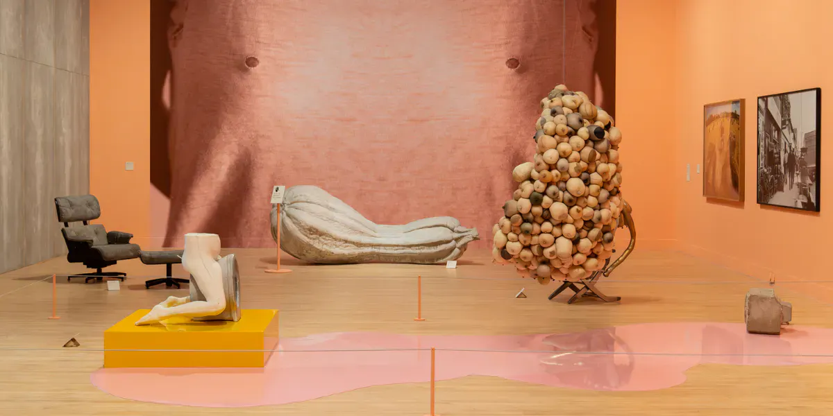 Sarah Lucas : Happy Gas. Vue de l'installation à la Tate Britain, 2023. Image © Sarah Lucas. Photo © Tate (Lucy Green)