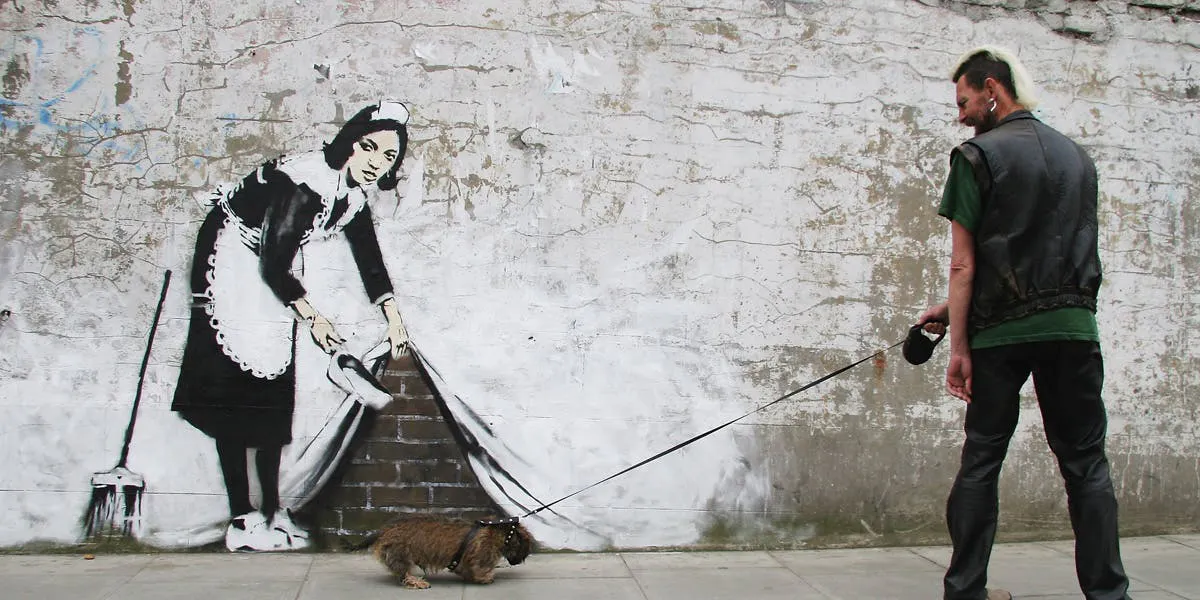 Graffitikunst des "Guerilla"-Künstlers Banksy am 16. Mai 2006 in Chalk Farm, London | Foto: Dave Etheridge-Barnes via Getty Images