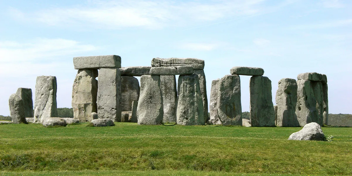 Stonehenge (tritlite e altri parallelepipedi presso il monumento nel luglio 2008). Foto di Oparius (licenza CC BY 3.0) via Wikimedia Commons (dettaglio)