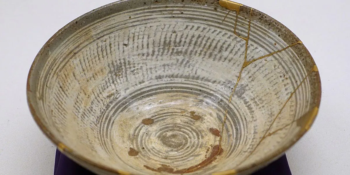 Ausbesserungen an einer Mishima-Keramik-Teeschale vom Typ Hakeme mit vergoldetem Kintsugi-Lack, 16. Jahrhundert, Ethnologisches Museum Berlin. Foto von Daderot, CC0 (Detail)