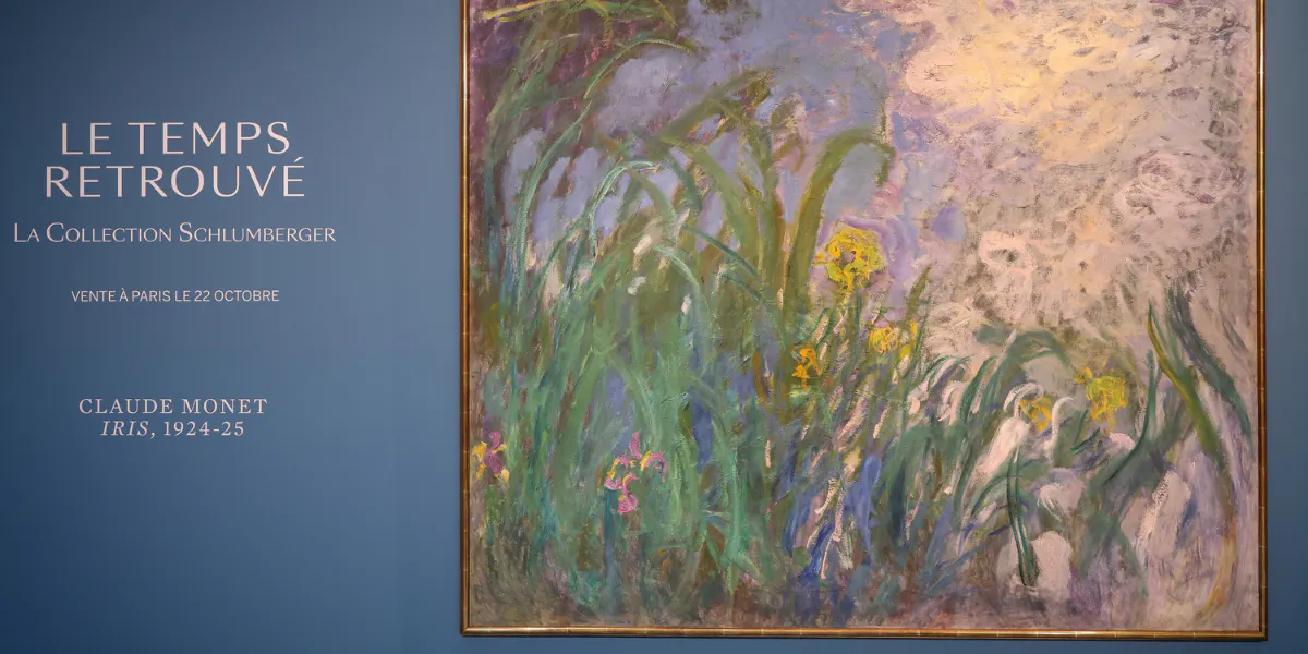 PARIS, FRANKREICH – 17. September: Eine Wandtafel bei Sotheby’s kündigt die Ausstellung „Le Temps Retrouvé, La Collection Schlumberger“ an [...] Die Sammlung [...] hat einen geschätzten Gesamtwert von 40 bis 60 Millionen Euro. Das Highlight der Auktion ist Claude Monets monumentales Werk „Iris“ (1924–25) [...] dessen Wert auf 22 bis 30 Millionen Euro geschätzt wird. Die Versteigerung ist für den 22. Oktober 2026 angesetzt. (Foto von Marc Piasecki/Getty Images) (Detail)