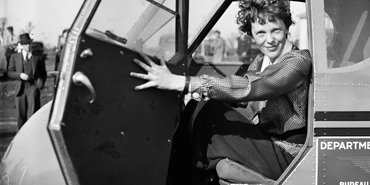 Amelia Earhart in uno Stearman-Hammond Y-1, 1936. Foto di pubblico dominio (dettaglio)