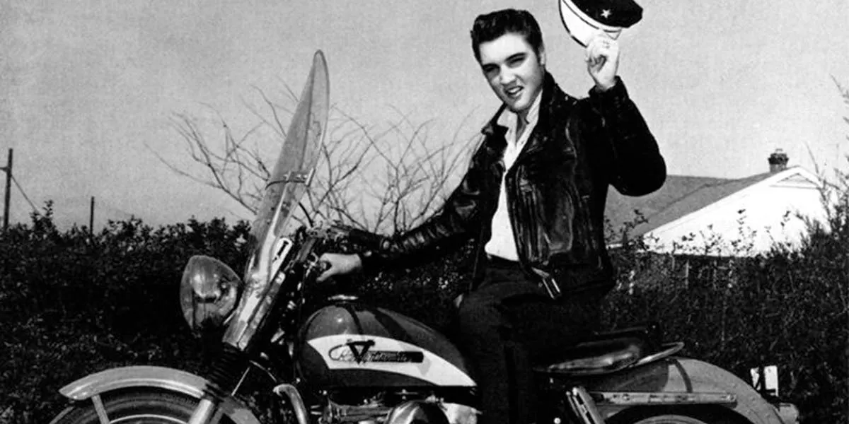 Elvis Presley sur sa Harley-Davidson, 2 janvier 1956, image appartenant au domaine public