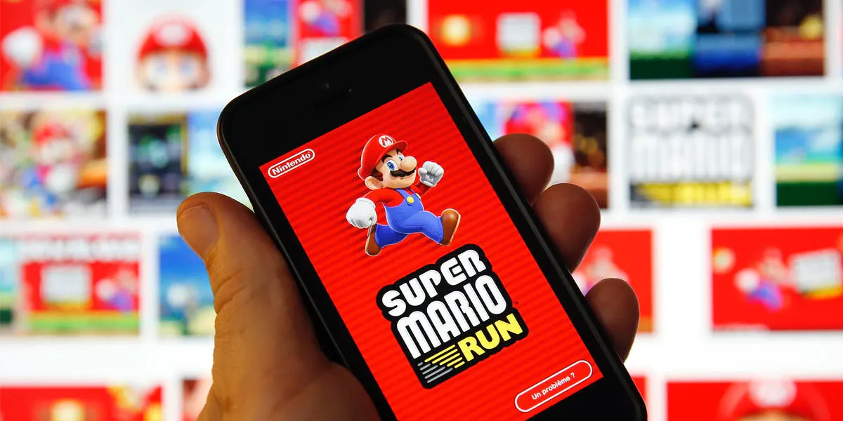 Smartphone mit dem Startbildschirm der App "Super Mario Run", einem Side-Scrolling-Abenteuerspiel von Nintendo mit dem italienischen Maskottchen Mario am 16. Dezember 2016 in Paris, Frankreich | Foto: Chesnot / Getty Images
