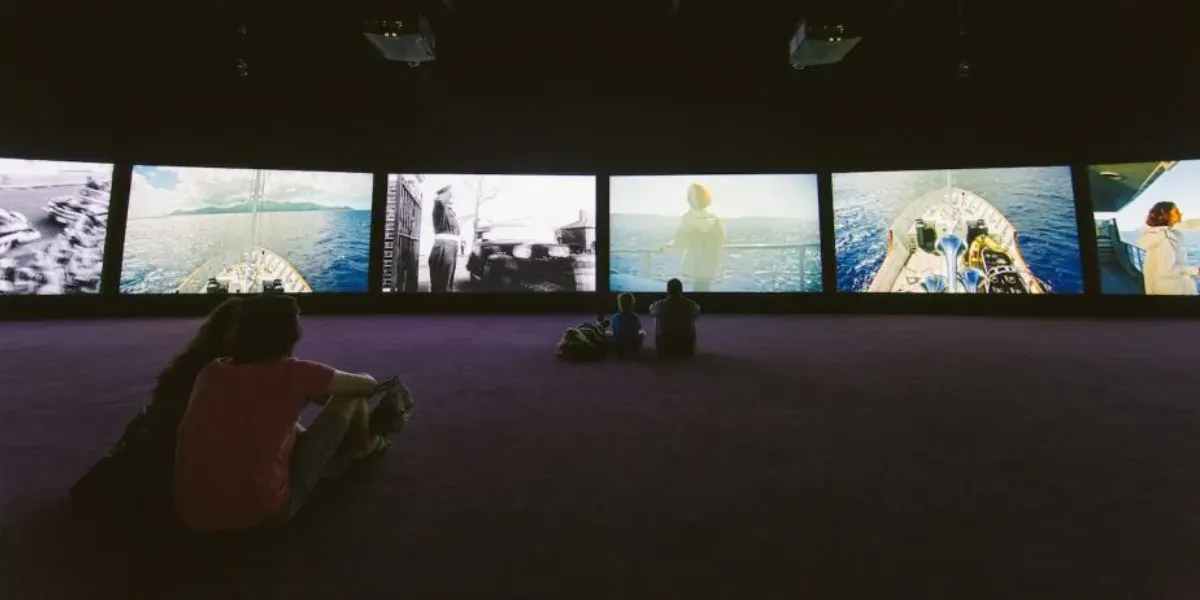 John Akomfrah, Purple. Installation en avant-première en 2019 à l’ICA Watershed, États-Unis. License CC BY-SA 4.0